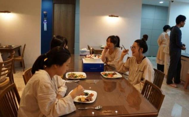 国外女人VS中国女人，坐月子有必要吗？