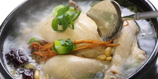 月子餐炖鸡肉汤需要哪些材料？月子餐炖鸡汤步骤
