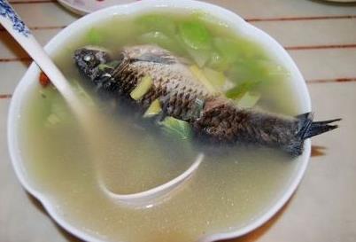 月子餐炖鲫鱼的好处有哪些？月子餐炖鲫鱼怎么炖呢？